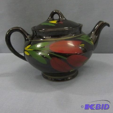 lot 60 image: Royal Canadian Teapot