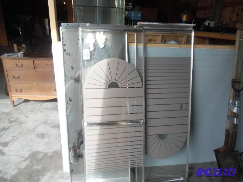 lot 29 image: Bath Tub Shower Doors