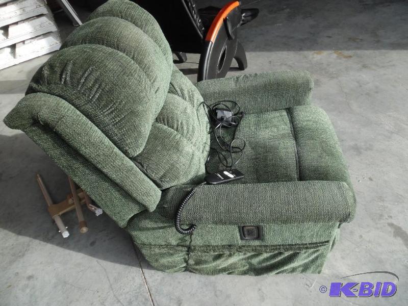 lot 8 image: Recliner With Lift