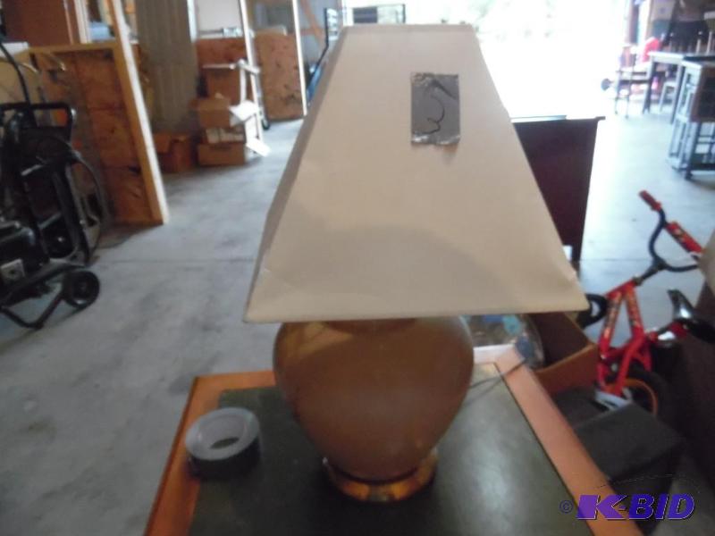 lot 20 image: Lamp