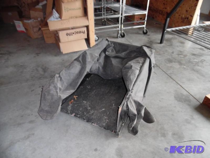 lot 3 image: Portable fish house