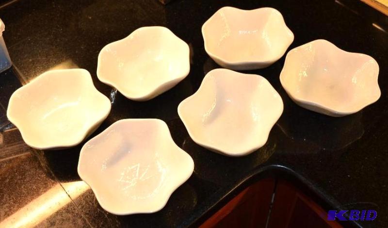 lot 117 image: Michael Aram&nbspcereal bowl signed art, 6 b...