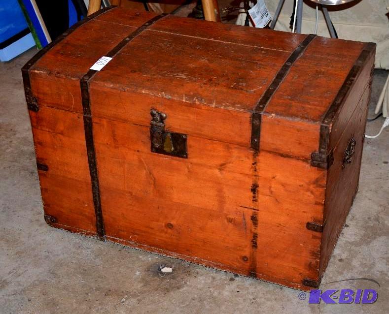 lot 12 image: Antique trunk 18&quotx19 14&quotx29 14&qu...