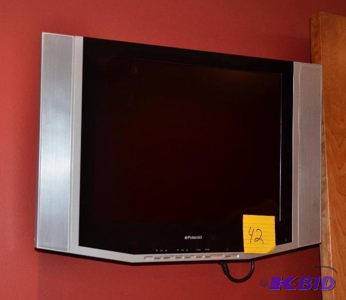 lot 42 image: Polaroid TV & DVD  VHS player SLV350P- b...