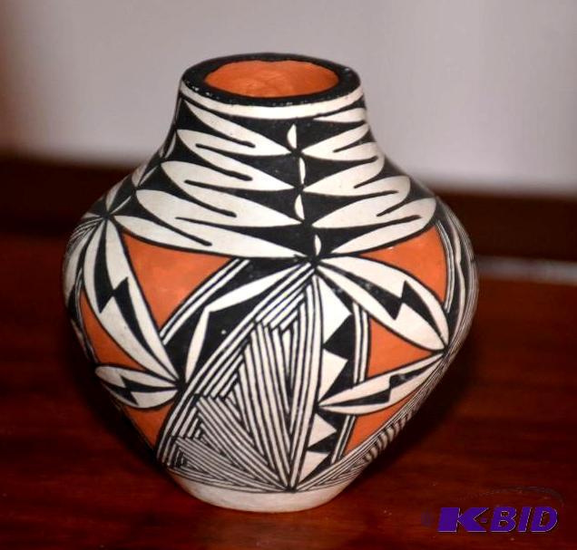 lot 5A image: Marietta Juanico&nbspAcoma Pottery Vase sign...