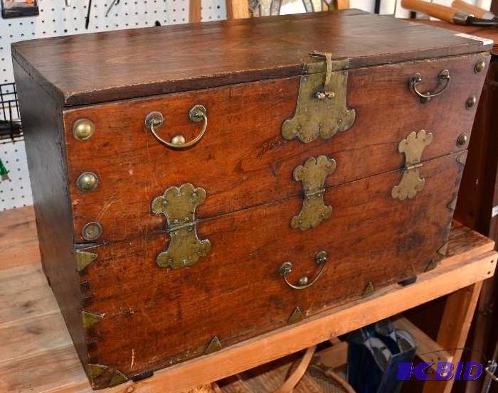 lot 8 image: Antique trunk not sure on the age. &nbspInsi...