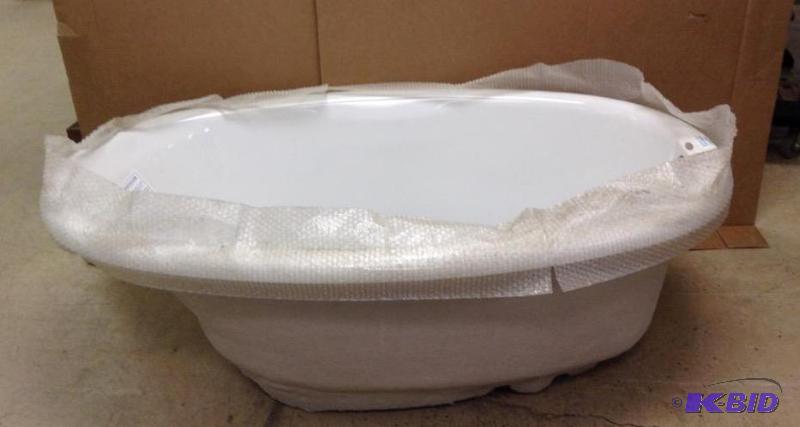 lot 2 image: MAAX CS 536 Soaker Tub