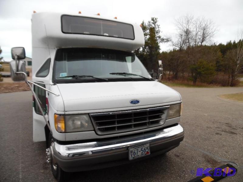lot 5 image: 1993 FORD E350