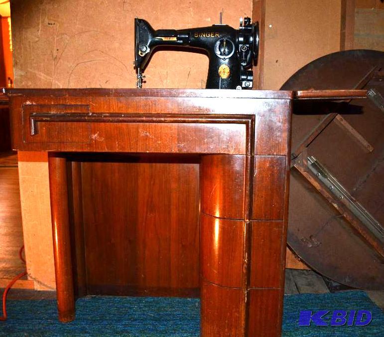 lot 107 image: Vintage Singer model 201-2 sewing machine num...
