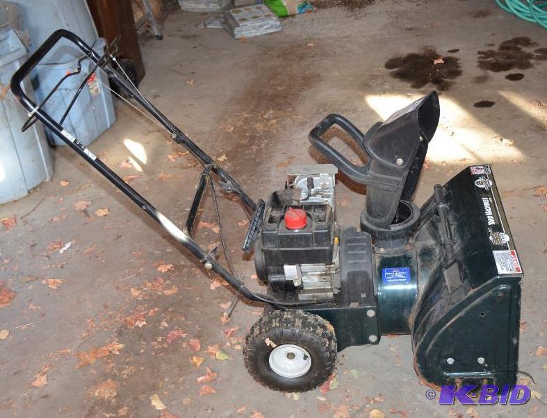 lot 108 image: Yard Machine Snow blower model 31-A-3CAD762 ,...