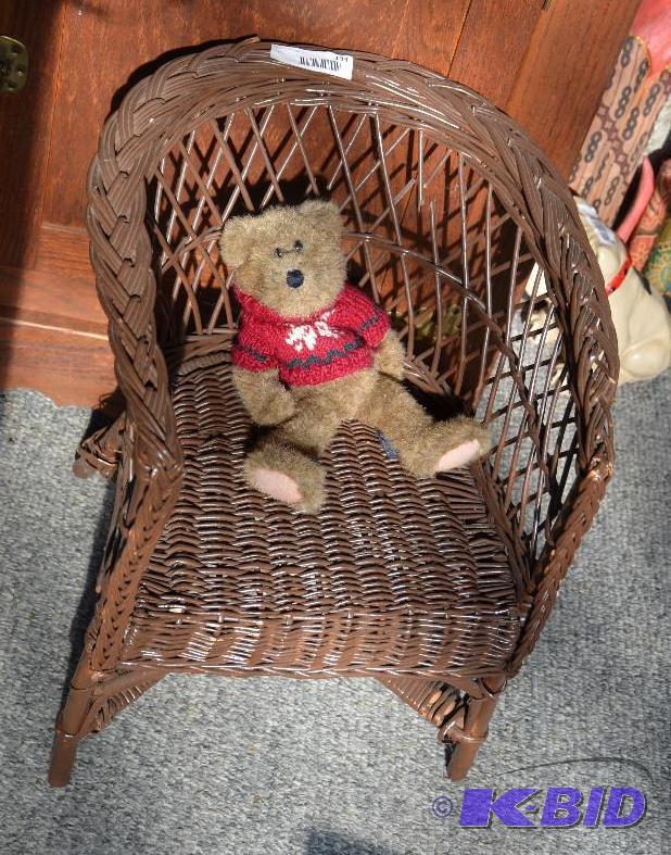 lot 133 image: Small wicker chair 19" tall with bear...