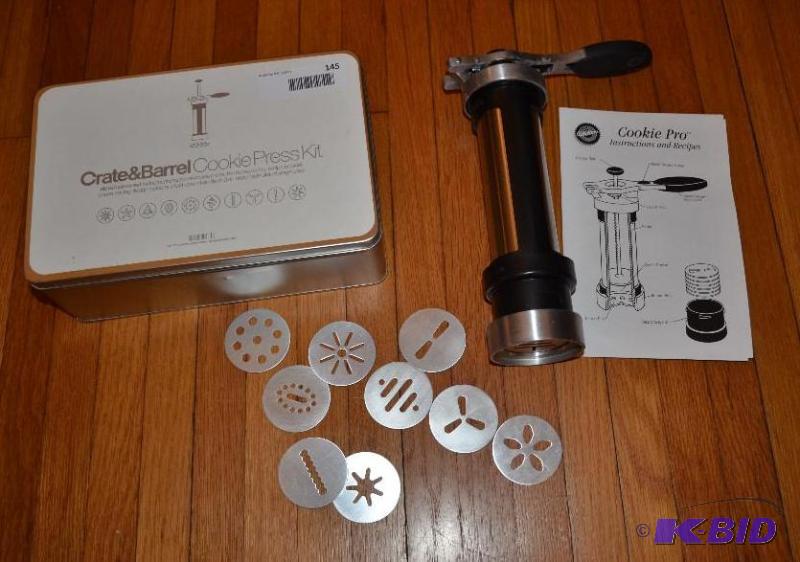 lot 145 image: Cookie Pro cookie press kit, make spritz Chri...