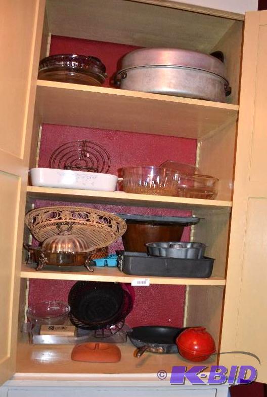 lot 150 image: 4 shelves of kitchen ware - Pyrex, trays, pie...