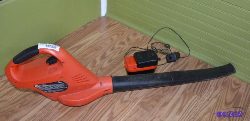 lot 157 image: Black & Decker cordless leaf blower...