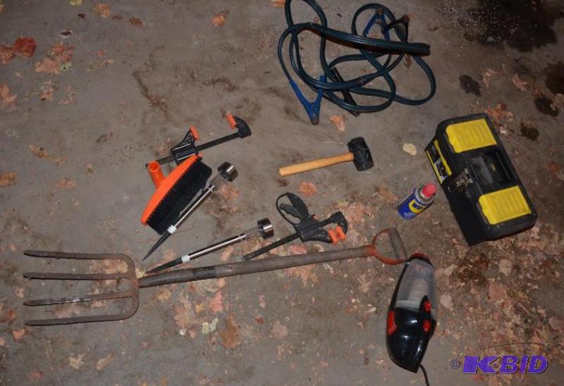 lot 196 image: Tools - Yard tools. shovels, forks, clamps, h...