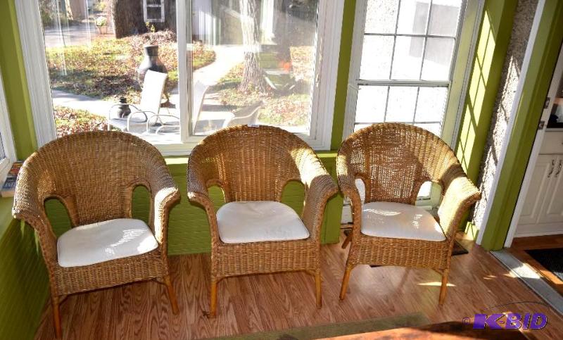 lot 3 image: Wicker chairs with cushions and pillows 3 in ...