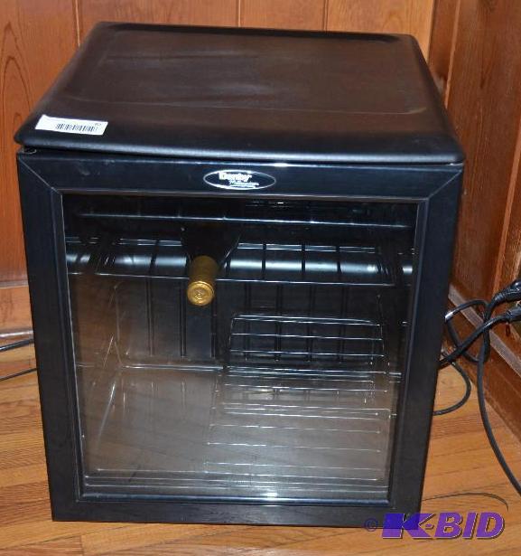 lot 62 image: Danby Millenium Mini frig.18x18x20tall curren...