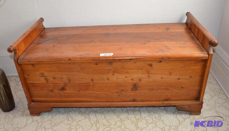 lot 77 image: Vintage Stewart ceder chest 41x19&quotx20&qu...