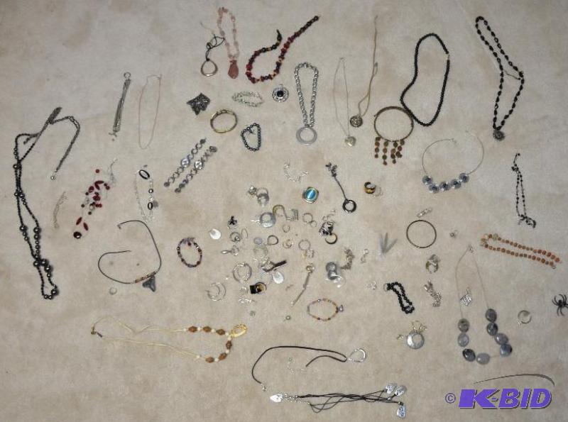 lot 84 image: Large lot of jewelry - silver ring with heart...