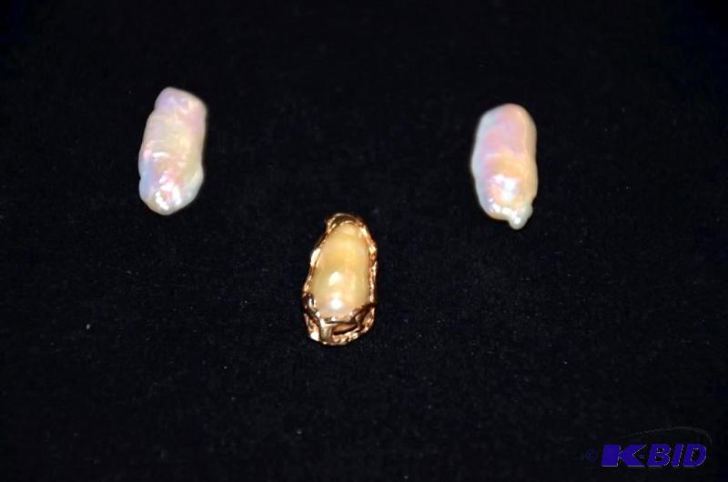 lot 15A image: 14k-18k Fresh water pearl pendant with 2 sim...