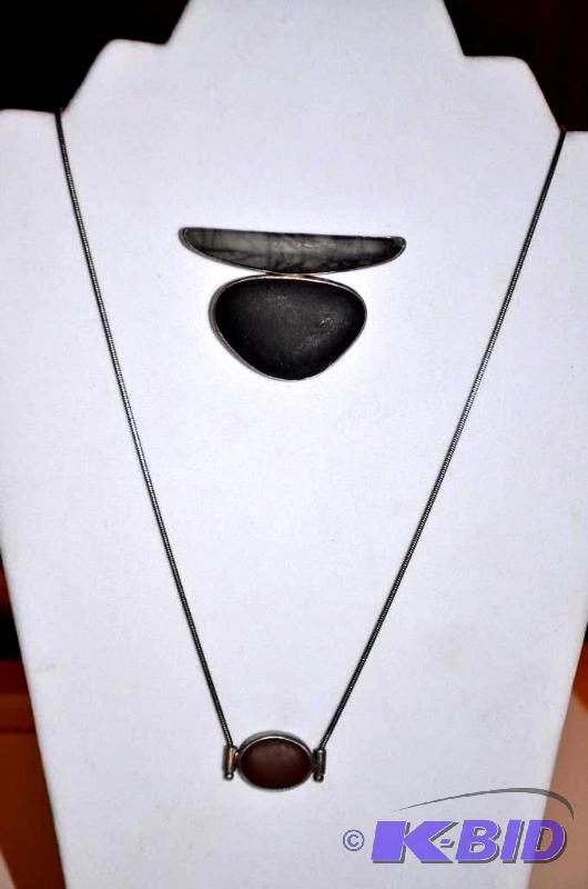lot 21 image: Stone pendant and pen, Sivertsens, Grand Ma...