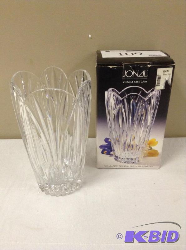 lot 10 image: Jonal European Crystal Vase