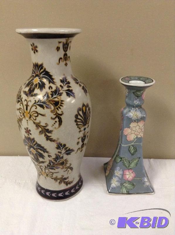 lot 41 image: Two Chinese Vases