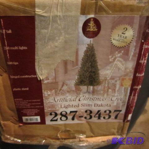 lot 105 image: Lighted Christmas Tree