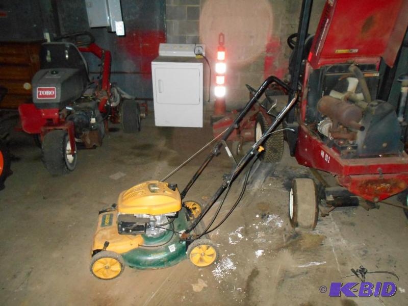 lot 17 image: Yardman Lawn Mower
