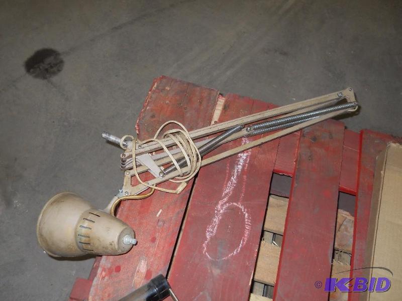 lot 104 image: Sewing Machine Lamp