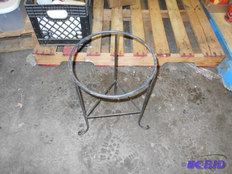 lot 46 image: Metal Planter Stand