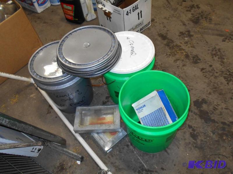 lot 64 image: 5 Gallon Buckets and Commercial Mouse Traps.