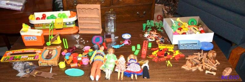 lot 167 image: Barbie dolls, Barbie clothing, Barbie accesso...