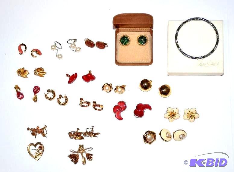 lot 192 image: Earring Brooch sets - earrings, bracelet Fiel...
