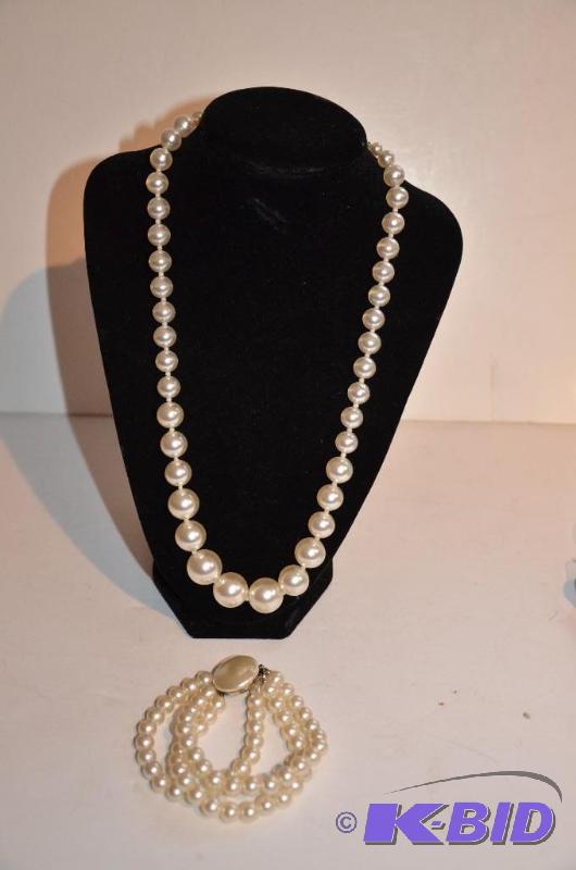 lot 200 image: Necklace with matching bracelet...