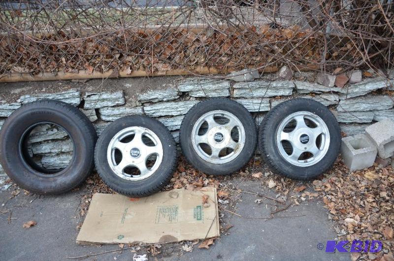 lot 206 image: 3 tires and rims 19560 R14 and 1 tire with n...