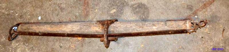 lot 33 image: Antique horse, oxen, mule single tree yoke hi...