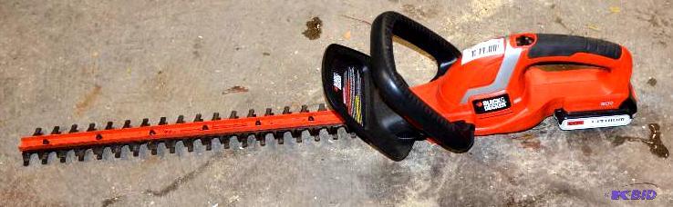 lot 35 image: Black and Decker LHT2220 22-Inch 20-Volt Lith...