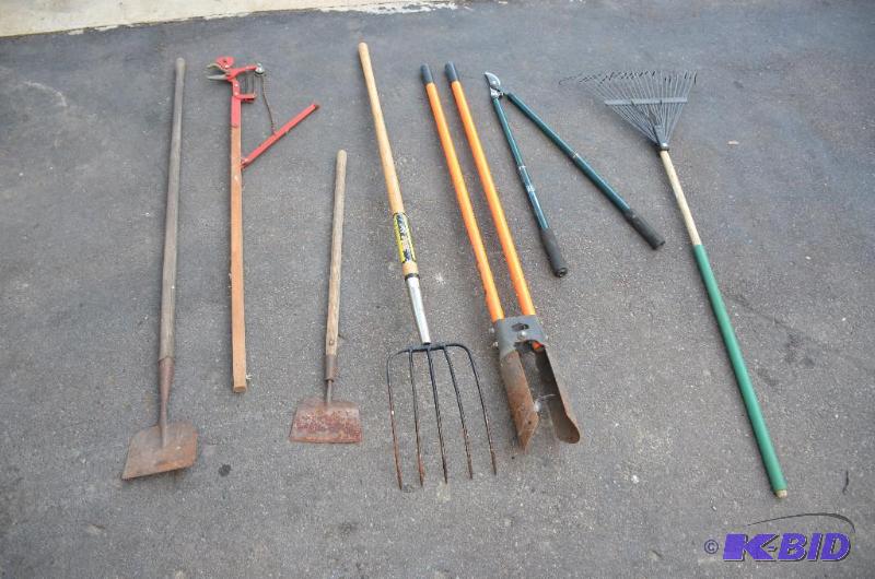 lot 38 image: Lot of yard tools tree trimmer ,post hole mak...