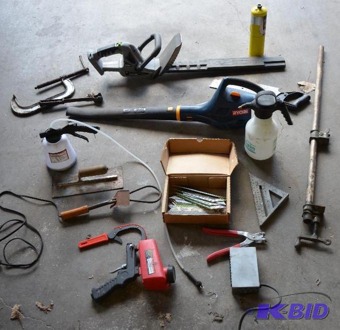 lot 49 image: Group of tools including Ryobi leaf blower no...