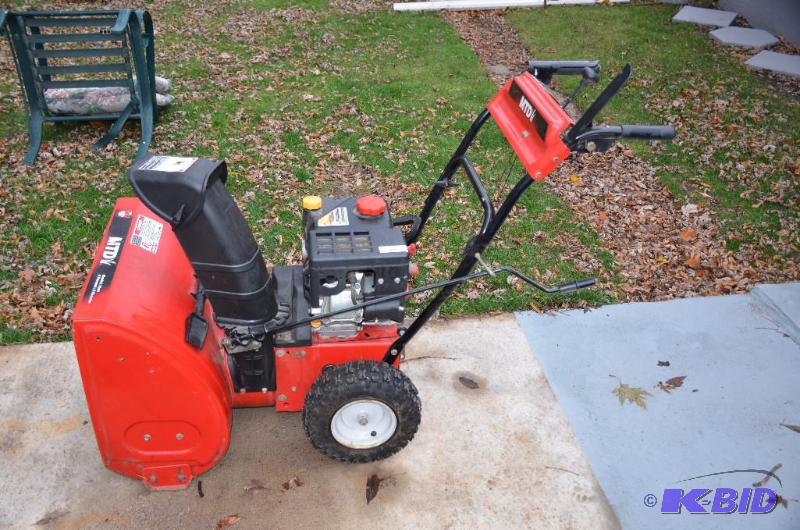 lot 7 image: MTD dual stage snow blower model 31AM62EE...