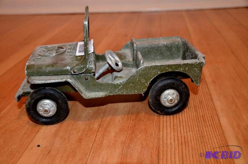 lot 84 image: Vintage metal toy WWII jeep 8" long...