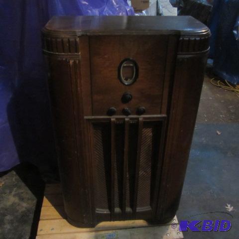 lot 2 image: Vintage Philco Floor Radio