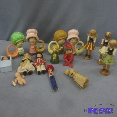 lot 38 image: Wood & Ceramic Figures