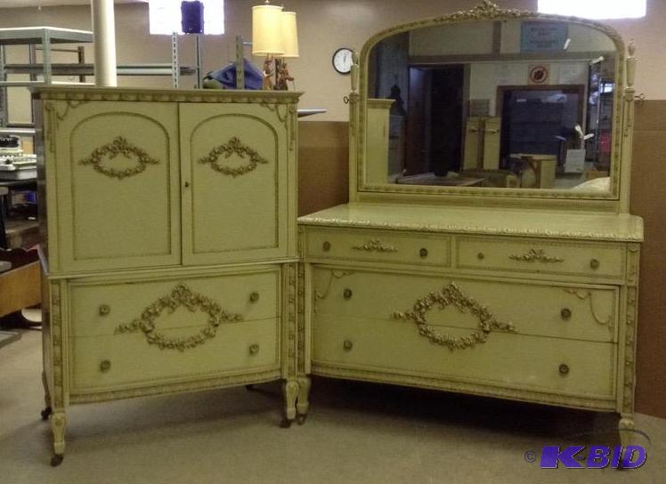 lot 1 image: Ornate Vintage Dresser Set