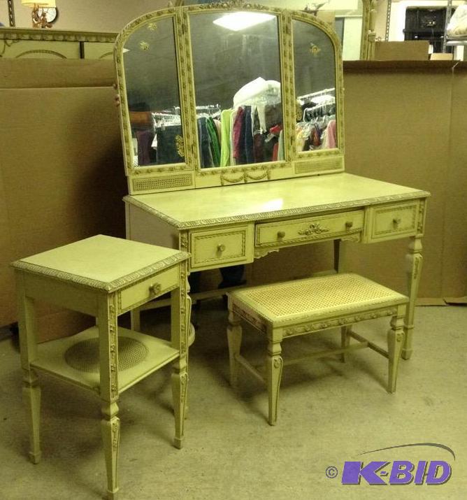 lot 2 image: Lovely 1930s Vanity with Bench and Nightstand