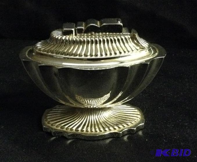 lot 21 image: Vintate Silverplate Table or Desk Lighter