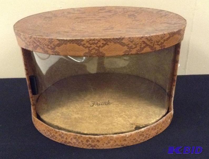 lot 48 image: Awesome Vintage Hat Box