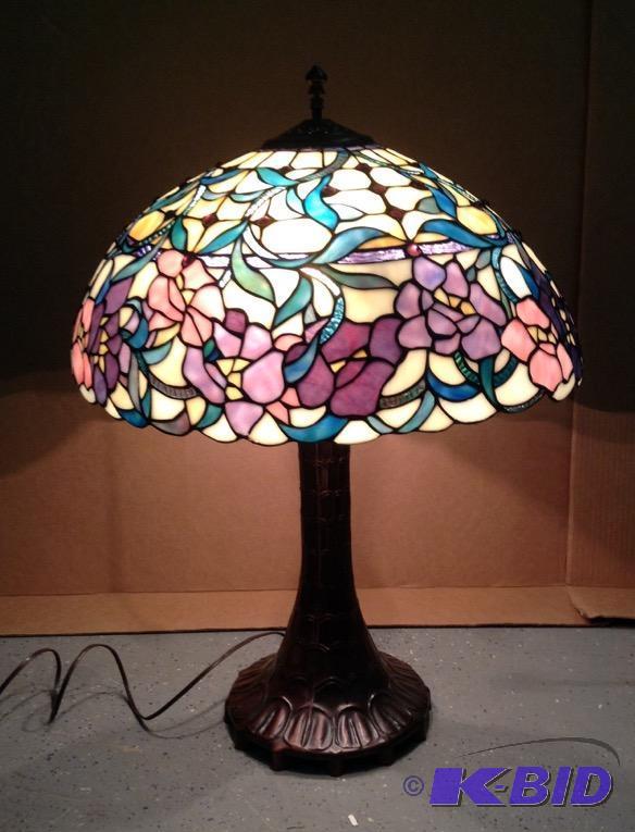 lot 2 image: Beautiful Tiffany Style Table Lamp