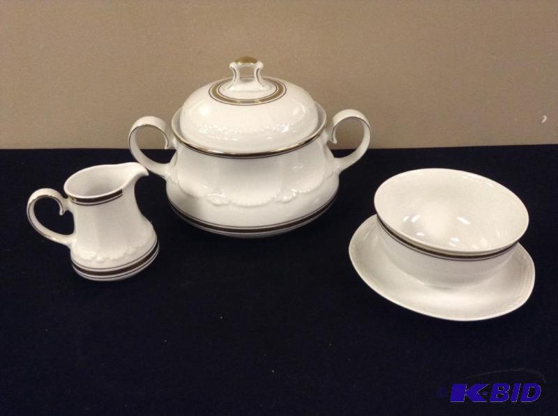 lot 26 image: Three Mitterteich China Pieces